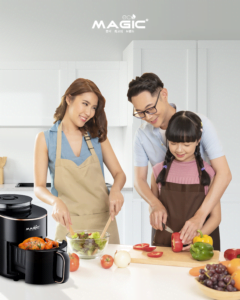 Gia đình nấu ăn vui vẻ bằng nồi chiên không dầu kết hợp hấp của magic vietnam