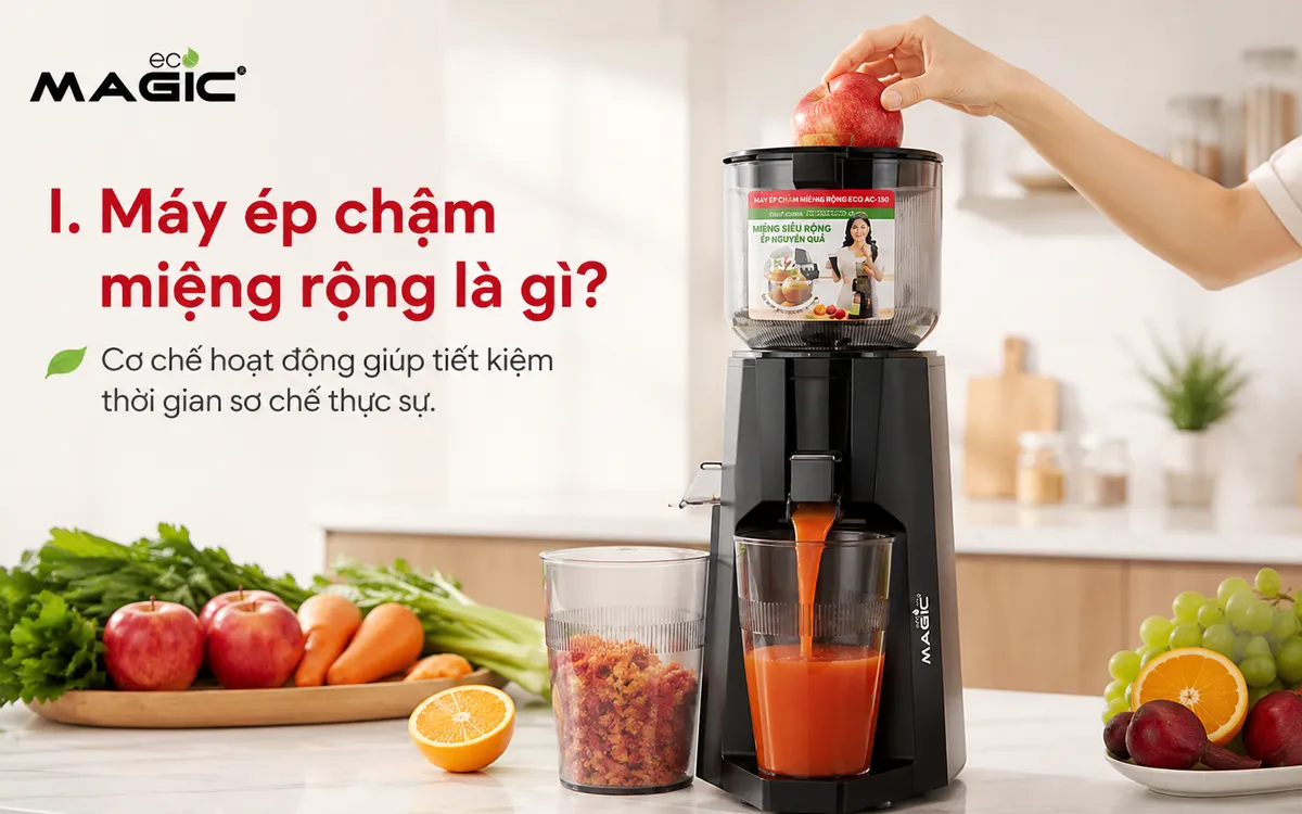 Máy ép chậm miệng rộng Magic Eco AC-150 đang ép nguyên quả táo, minh họa ống tiếp nguyên liệu lớn giúp tiết kiệm thời gian sơ chế.