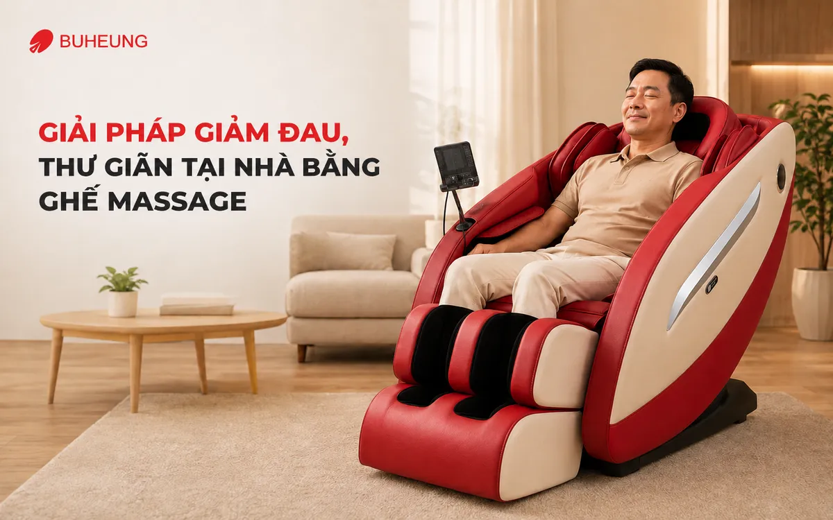 Người dùng thư giãn trên ghế sofa với ghế massage lưng hiện đại, tận hưởng sự thoải mái và giảm đau tại nhà.