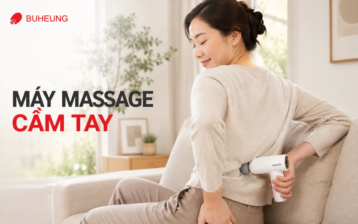 Người dùng tự massage lưng dưới bằng máy massage cầm tay, minh họa sự tiện dụng và linh hoạt của thiết bị.