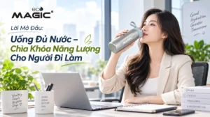 Người đi làm uống nước từ bình giữ nhiệt tại bàn làm việc, văn phòng hiện đại, tăng cường năng lượng và sức khỏe, hình ảnh bình giữ nhiệt cho dân văn phòng.