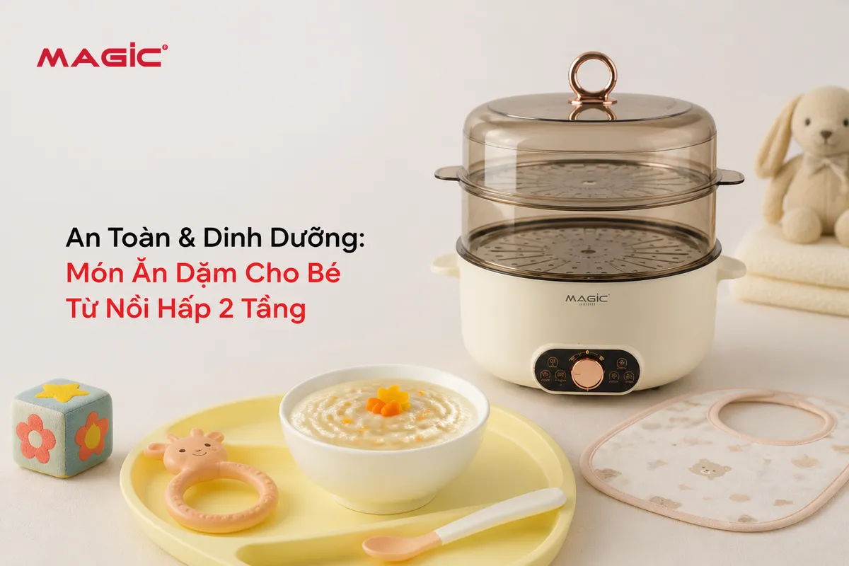 Bát cháo hấp mịn màng và rau củ nghiền nhỏ dành cho bé, đảm bảo an toàn và dinh dưỡng từ nồi hấp 2 tầng, đặt cạnh đồ chơi em bé.